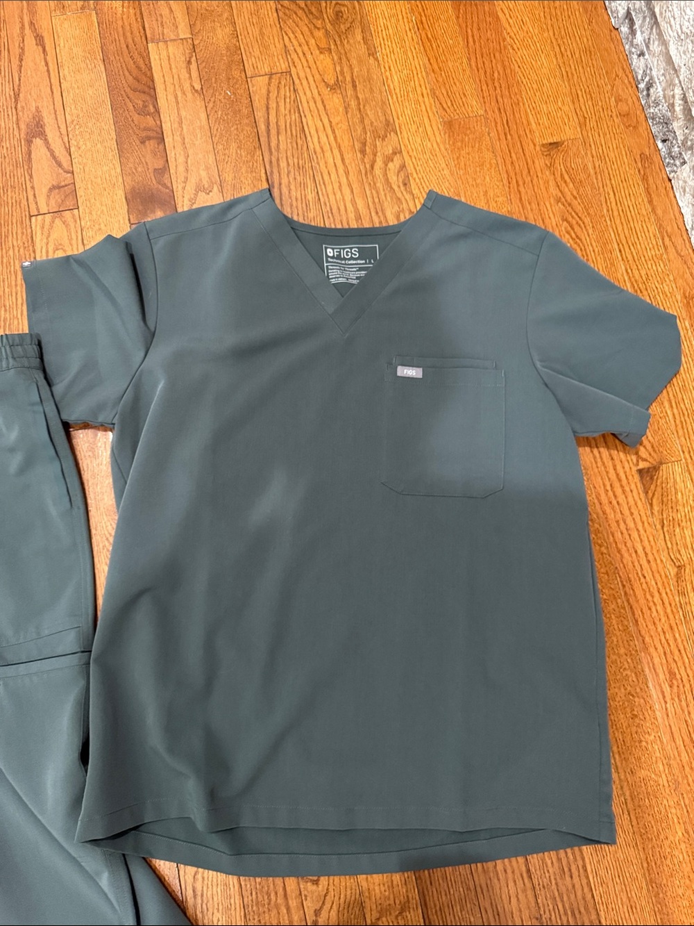 Figs Women’s Scrub Set - Picture 6 of 7
